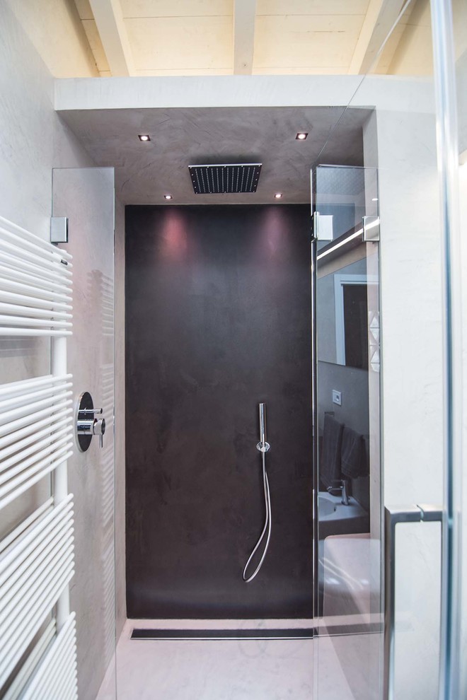 Immagine di una stanza da bagno padronale contemporanea di medie dimensioni con ante lisce, ante grigie, WC sospeso, piastrelle beige, pareti grigie, parquet chiaro, lavabo a bacinella, top in granito e doccia alcova