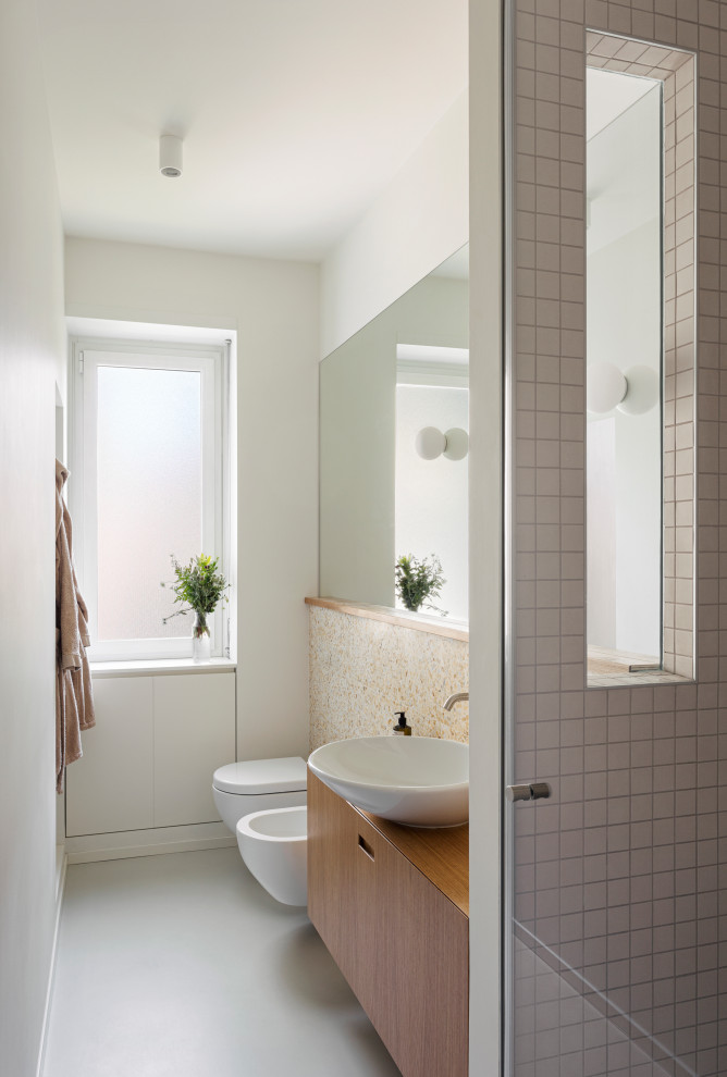 Источник вдохновения для домашнего уюта: ванная комната среднего размера в современном стиле с плоскими фасадами, светлыми деревянными фасадами, душем в нише, инсталляцией, оранжевой плиткой, цементной плиткой, белыми стенами, бетонным полом, душевой кабиной, настольной раковиной, столешницей из дерева, серым полом, душем с распашными дверями, коричневой столешницей, тумбой под одну раковину и подвесной тумбой