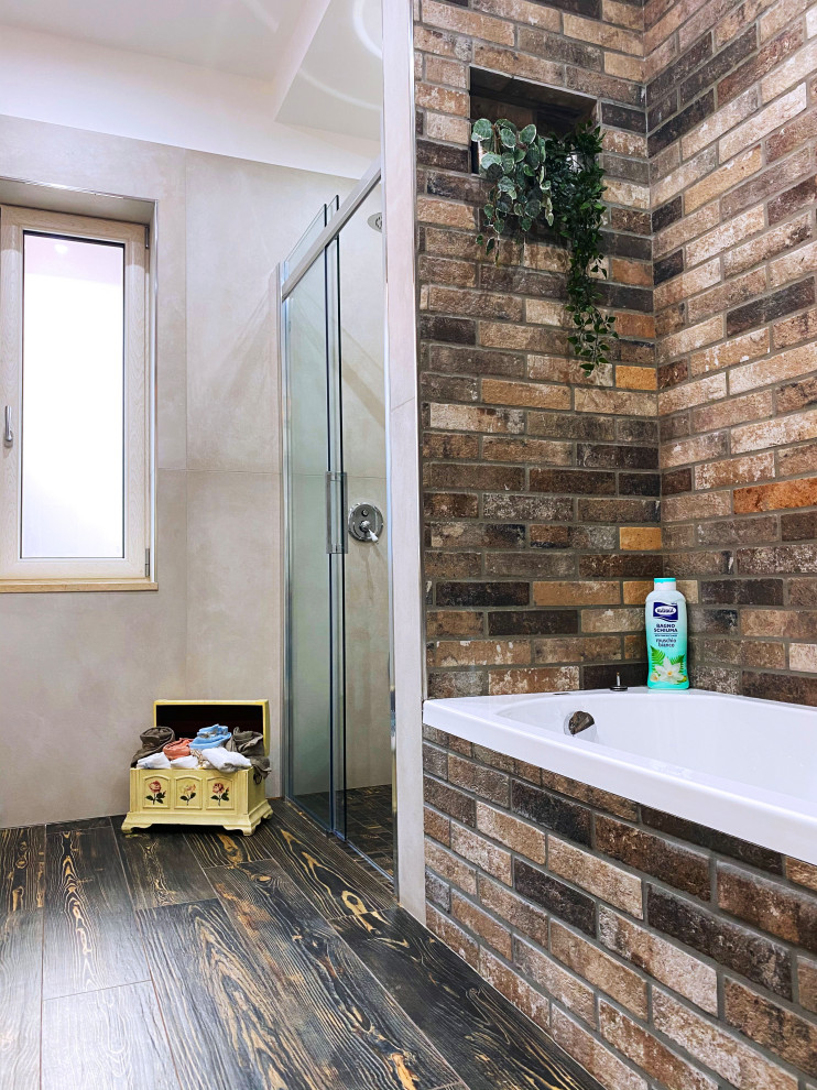 Shabby chic-inspirerad inredning av ett litet beige beige en-suite badrum, med luckor med upphöjd panel, vita skåp, ett platsbyggt badkar, en kantlös dusch, en toalettstol med separat cisternkåpa, grå kakel, porslinskakel, vita väggar, ett fristående handfat, träbänkskiva, brunt golv och dusch med skjutdörr