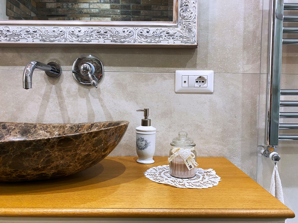 Cette image montre une petite salle de bain principale style shabby chic avec un placard avec porte à panneau surélevé, des portes de placard blanches, une baignoire posée, une douche à l'italienne, WC séparés, un carrelage gris, des carreaux de porcelaine, un mur blanc, un sol en carrelage imitation parquet, une vasque, un plan de toilette en bois, un sol marron, une cabine de douche à porte coulissante, un plan de toilette beige, une niche, meuble simple vasque, meuble-lavabo sur pied et un plafond décaissé.