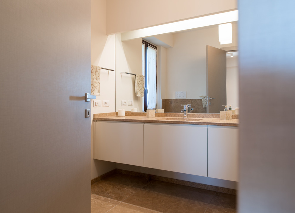 Inspiration för ett mellanstort funkis badrum med dusch, med släta luckor, vita skåp, en hörndusch, en vägghängd toalettstol, vita väggar, marmorgolv, ett undermonterad handfat, marmorbänkskiva, brunt golv och dusch med gångjärnsdörr