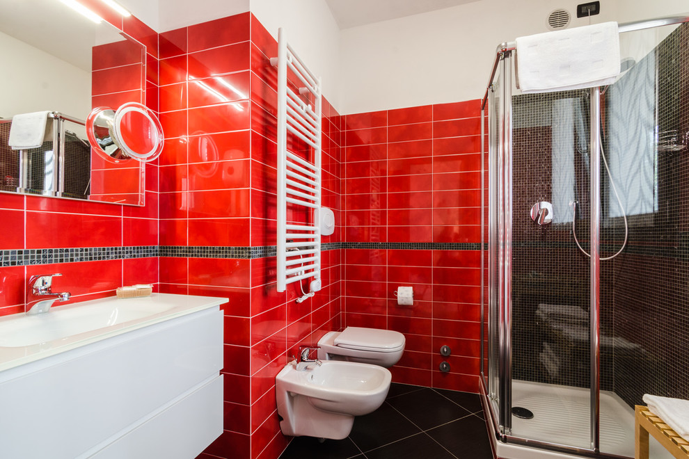 Idee per una stanza da bagno minimal con doccia ad angolo, WC sospeso, piastrelle rosse, piastrelle in ceramica, pareti bianche e lavabo integrato