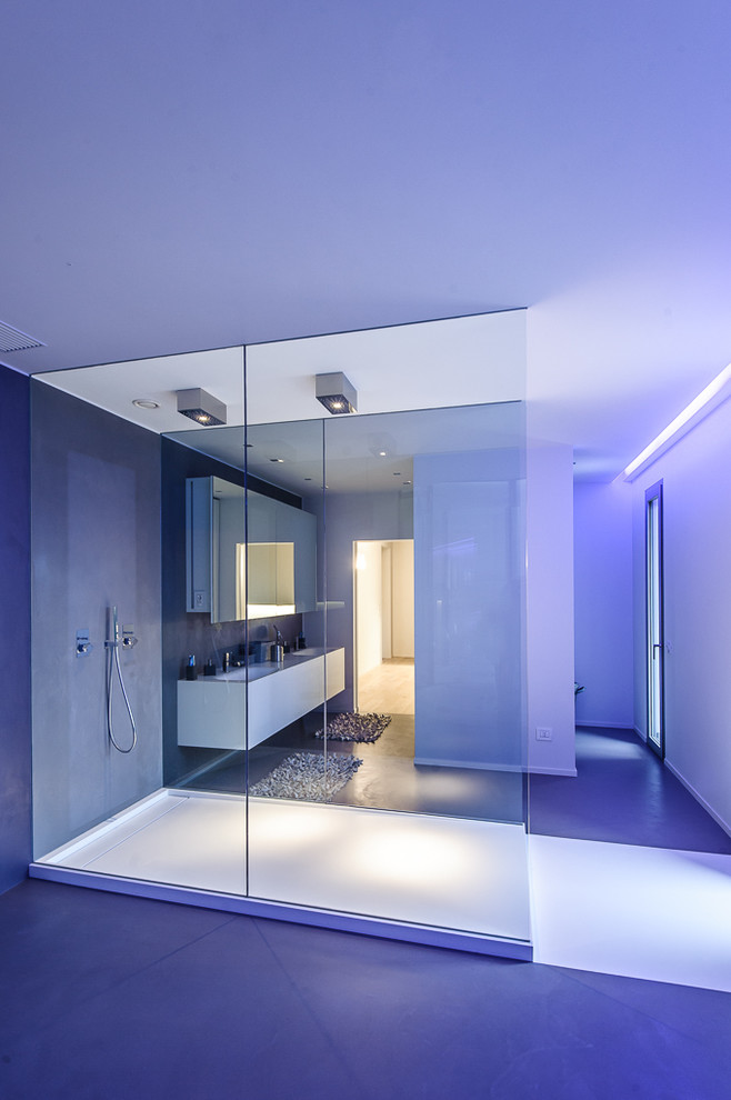Idee per una grande stanza da bagno design con ante lisce e ante bianche