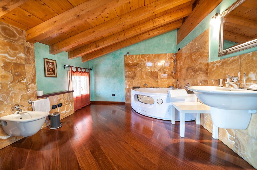 Источник вдохновения для домашнего уюта: большая главная ванная комната в стиле кантри с гидромассажной ванной, раздельным унитазом, оранжевой плиткой, бежевой плиткой, коричневой плиткой, мраморной плиткой, синими стенами, паркетным полом среднего тона, подвесной раковиной и коричневым полом