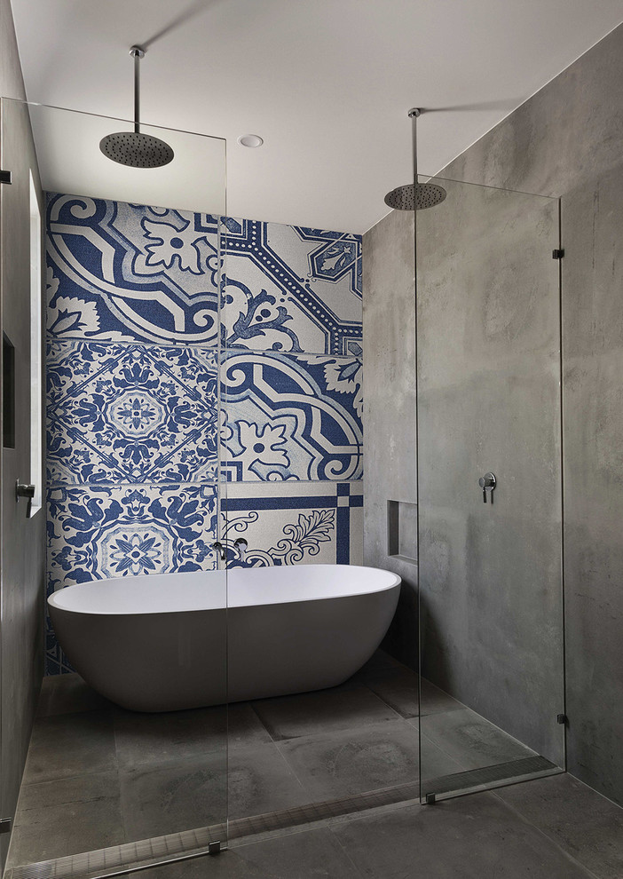 Foto di una stanza da bagno con vasca freestanding, doccia doppia, pareti grigie, pavimento in cementine e pavimento grigio