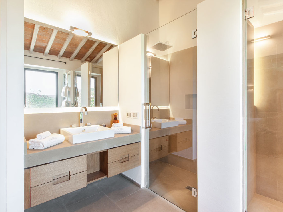 フィレンツェにある北欧スタイルのおしゃれな浴室の写真