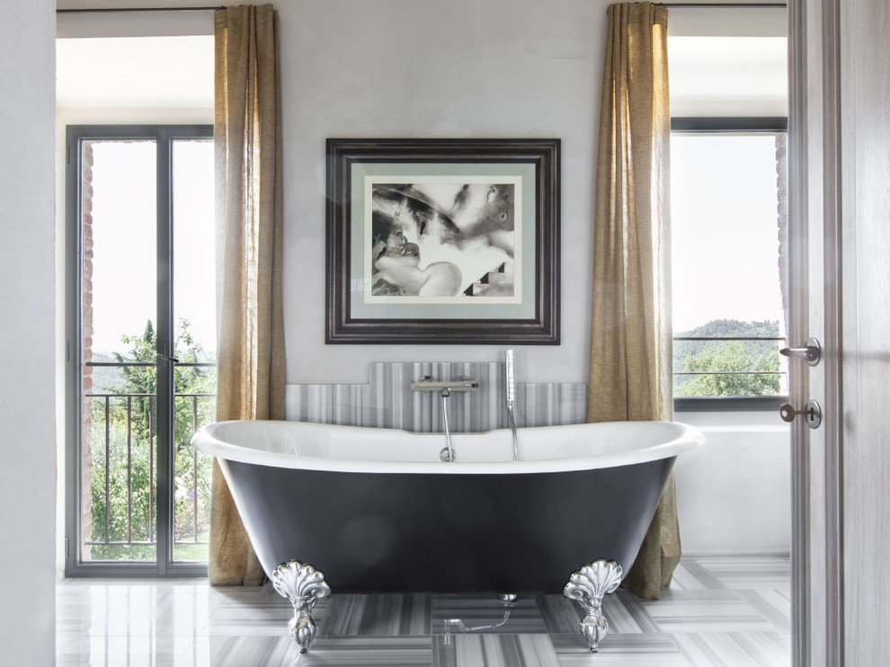 Свежая идея для дизайна: ванная комната в современном стиле с ванной на ножках, серой плиткой, плиткой из листового камня, белыми стенами и мраморным полом - отличное фото интерьера