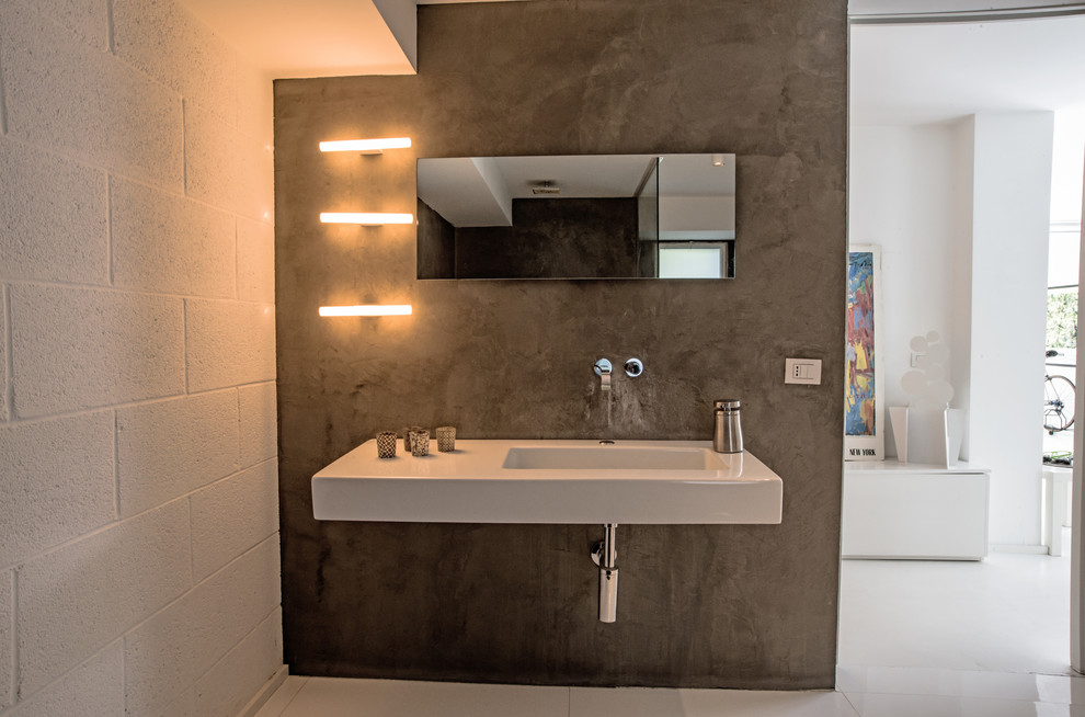 Diseño de cuarto de baño minimalista grande con ducha esquinera, sanitario de pared, paredes grises, suelo de baldosas de cerámica y lavabo de seno grande