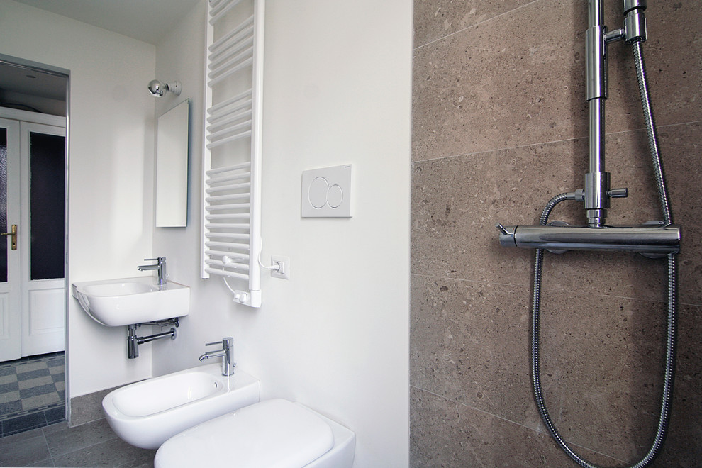 Ispirazione per una stanza da bagno con doccia minimalista con doccia a filo pavimento, piastrelle in ceramica, pareti bianche, pavimento con piastrelle in ceramica e lavabo sospeso