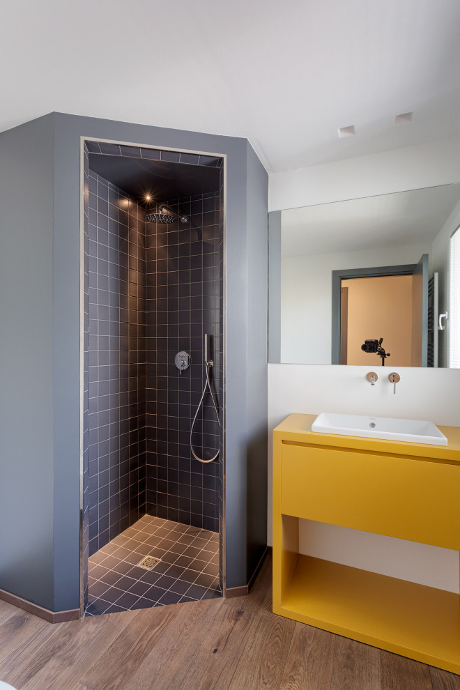 Свежая идея для дизайна: ванная комната среднего размера в современном стиле с плоскими фасадами, желтыми фасадами, угловым душем, серой плиткой, керамогранитной плиткой, белыми стенами, душевой кабиной, накладной раковиной, открытым душем и желтой столешницей - отличное фото интерьера