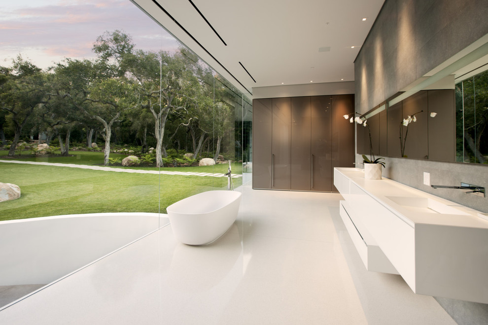 Идея дизайна: главная ванная комната в стиле модернизм с плоскими фасадами, коричневыми фасадами, серыми стенами и монолитной раковиной