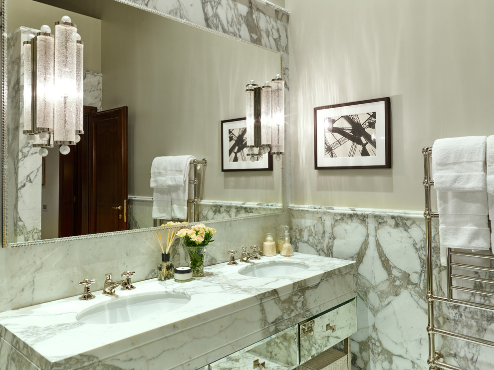 Ispirazione per una stanza da bagno chic con lastra di pietra, lavabo sottopiano e top in marmo