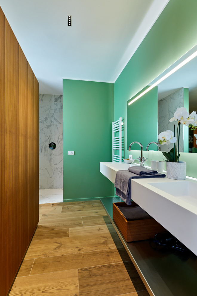Пример оригинального дизайна: главная ванная комната в современном стиле с открытыми фасадами, зелеными стенами, монолитной раковиной, коричневым полом, белой столешницей, душевой комнатой, серой плиткой, белой плиткой, паркетным полом среднего тона и открытым душем