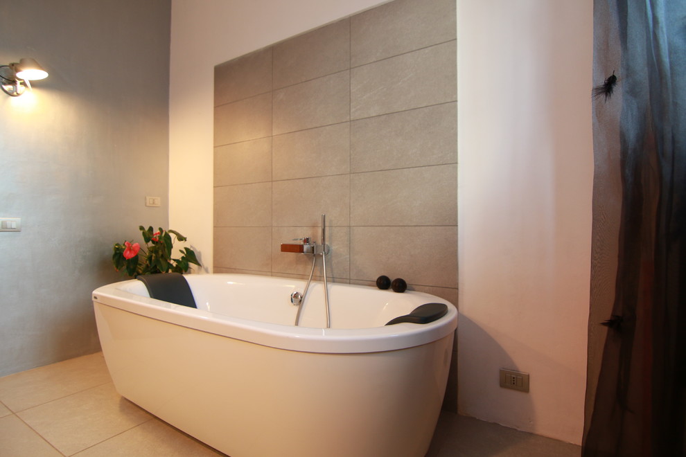Idee per una stanza da bagno padronale design di medie dimensioni con nessun'anta, ante rosse, vasca freestanding, piastrelle grigie, piastrelle in gres porcellanato, pareti grigie e lavabo a bacinella