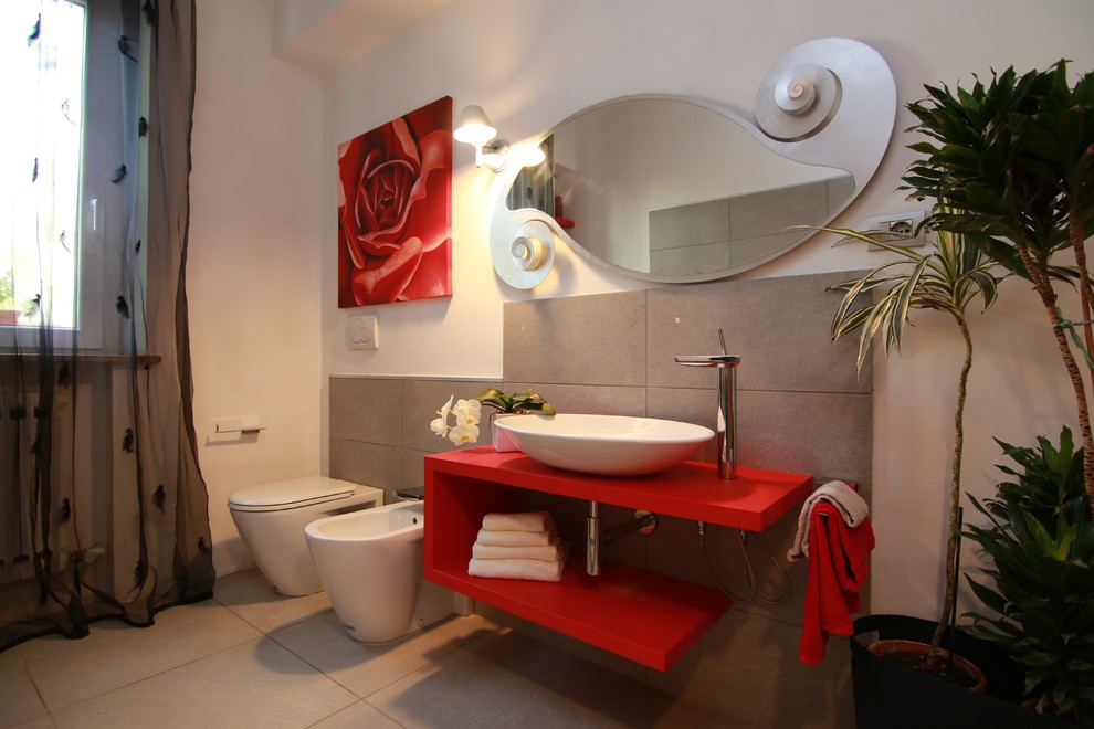 Exempel på ett mellanstort modernt en-suite badrum, med öppna hyllor, röda skåp, ett fristående badkar, porslinskakel, vita väggar, kalkstensgolv och ett fristående handfat