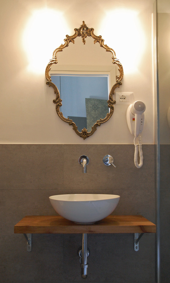 Ispirazione per una stanza da bagno tradizionale di medie dimensioni con pareti beige, pavimento in laminato e pavimento marrone