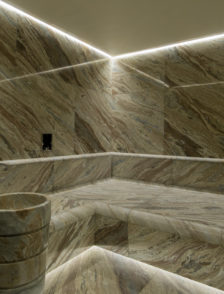 Idée de décoration pour une grande salle de bain principale tradition avec une douche à l'italienne, WC suspendus, du carrelage en marbre, un sol en marbre, un lavabo posé, un plan de toilette en marbre et une cabine de douche à porte coulissante.