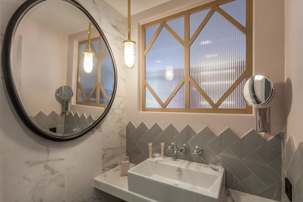 Inspiration för mellanstora moderna badrum med dusch, med svart och vit kakel, porslinskakel, blå väggar, klinkergolv i porslin och kaklad bänkskiva