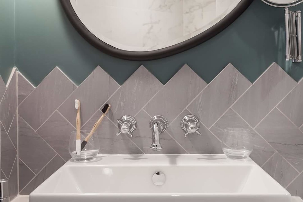 Diseño de cuarto de baño moderno de tamaño medio con baldosas y/o azulejos blancas y negros, baldosas y/o azulejos de porcelana, paredes azules, suelo de baldosas de porcelana, aseo y ducha y encimera de azulejos