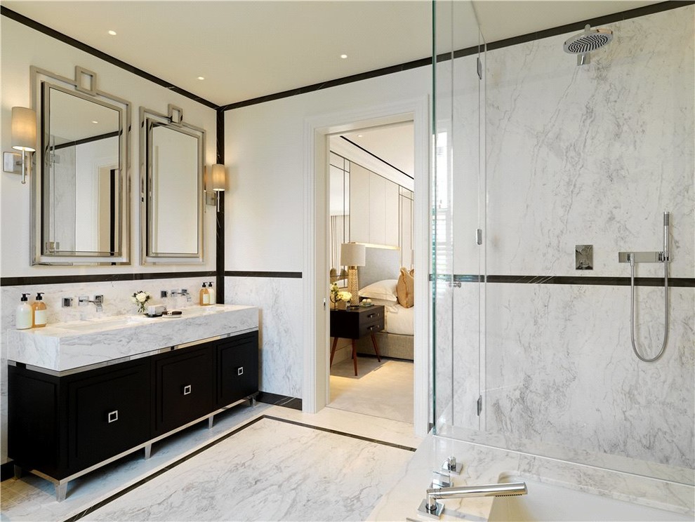 Inredning av ett modernt mellanstort en-suite badrum, med skåp i mörkt trä, ett fristående badkar, en kantlös dusch, vita väggar, marmorgolv, ett integrerad handfat, vitt golv och dusch med gångjärnsdörr