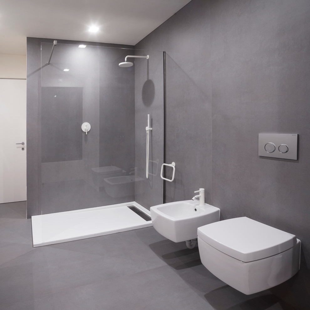 Réalisation d'une salle de bain grise et blanche minimaliste.