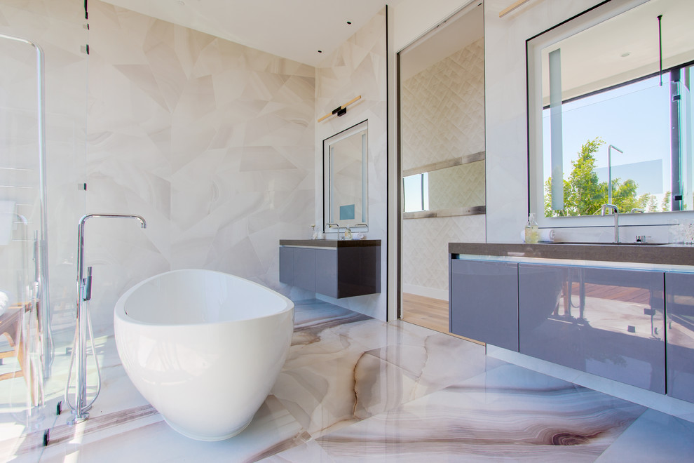 Großes Modernes Badezimmer mit Glasfronten, freistehender Badewanne, weißen Fliesen, Porzellanfliesen, weißer Wandfarbe, Porzellan-Bodenfliesen, Waschtisch aus Holz, braunem Boden und brauner Waschtischplatte in Los Angeles