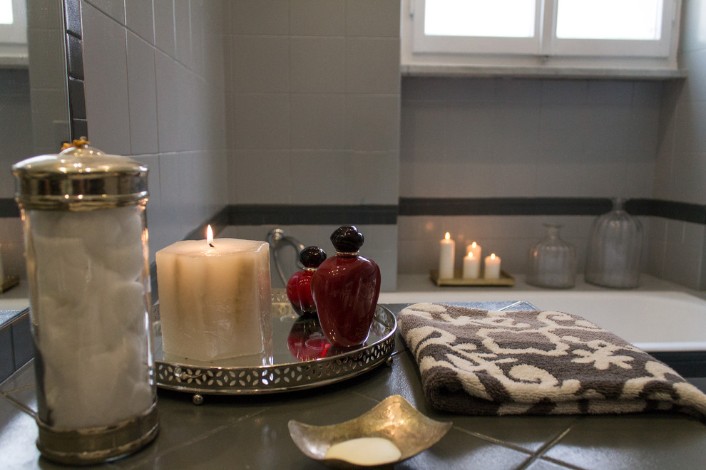 Eklektisches Badezimmer mit grauer Wandfarbe und grauem Boden in Rom
