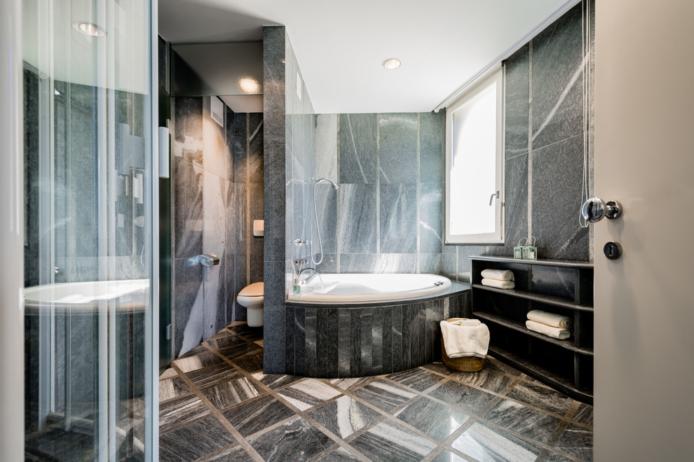 Источник вдохновения для домашнего уюта: главная ванная комната в стиле неоклассика (современная классика) с открытыми фасадами, серыми фасадами, ванной в нише, черно-белой плиткой, серой плиткой, белой плиткой, серыми стенами и серым полом