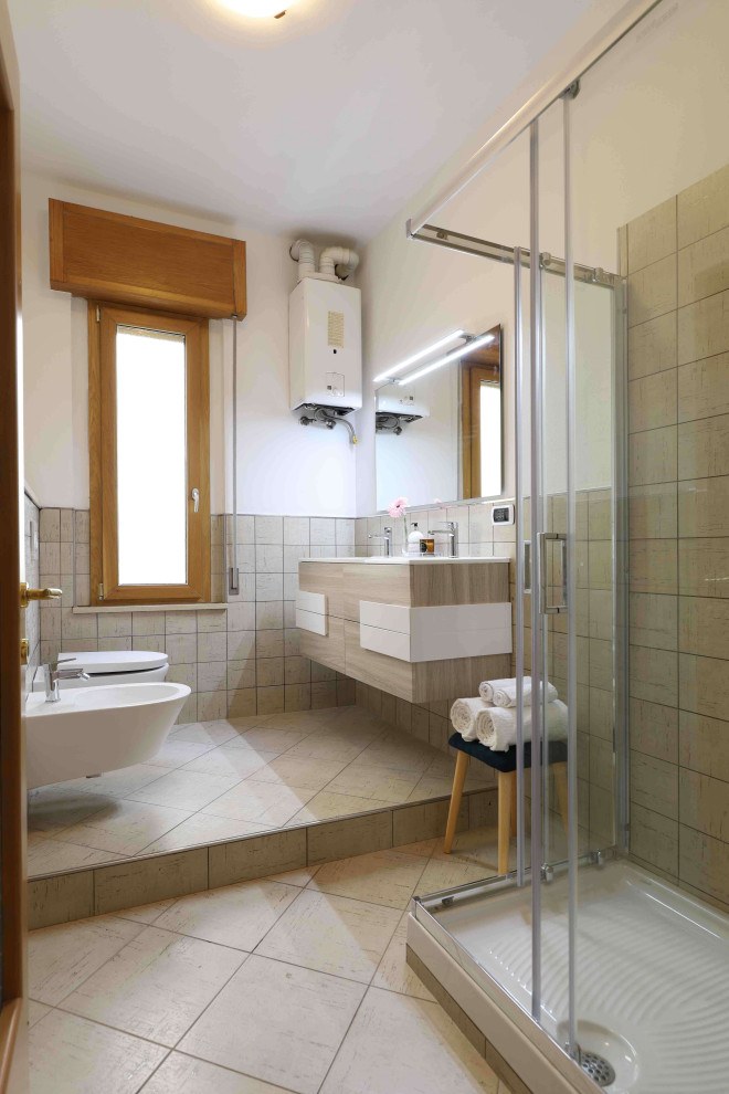 Идея дизайна: ванная комната среднего размера в современном стиле с плоскими фасадами, светлыми деревянными фасадами, угловым душем, инсталляцией, серой плиткой, керамогранитной плиткой, белыми стенами, полом из керамогранита, душевой кабиной, серым полом, душем с раздвижными дверями, белой столешницей, тумбой под две раковины и подвесной тумбой