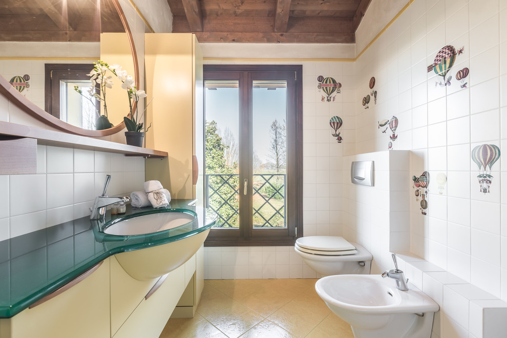 Exemple d'une salle de bain nature avec un bidet, un sol en carrelage de céramique, un lavabo encastré et un plan de toilette turquoise.
