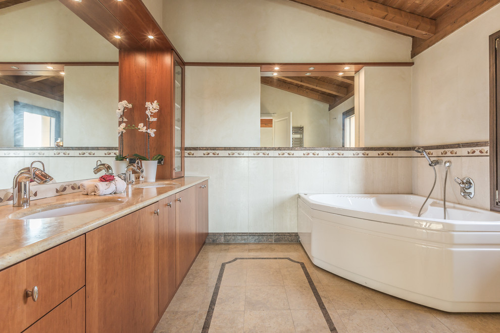 Idee per una stanza da bagno padronale country con ante lisce, ante in legno scuro, vasca idromassaggio, piastrelle in ceramica, pareti bianche, lavabo sottopiano e top in marmo