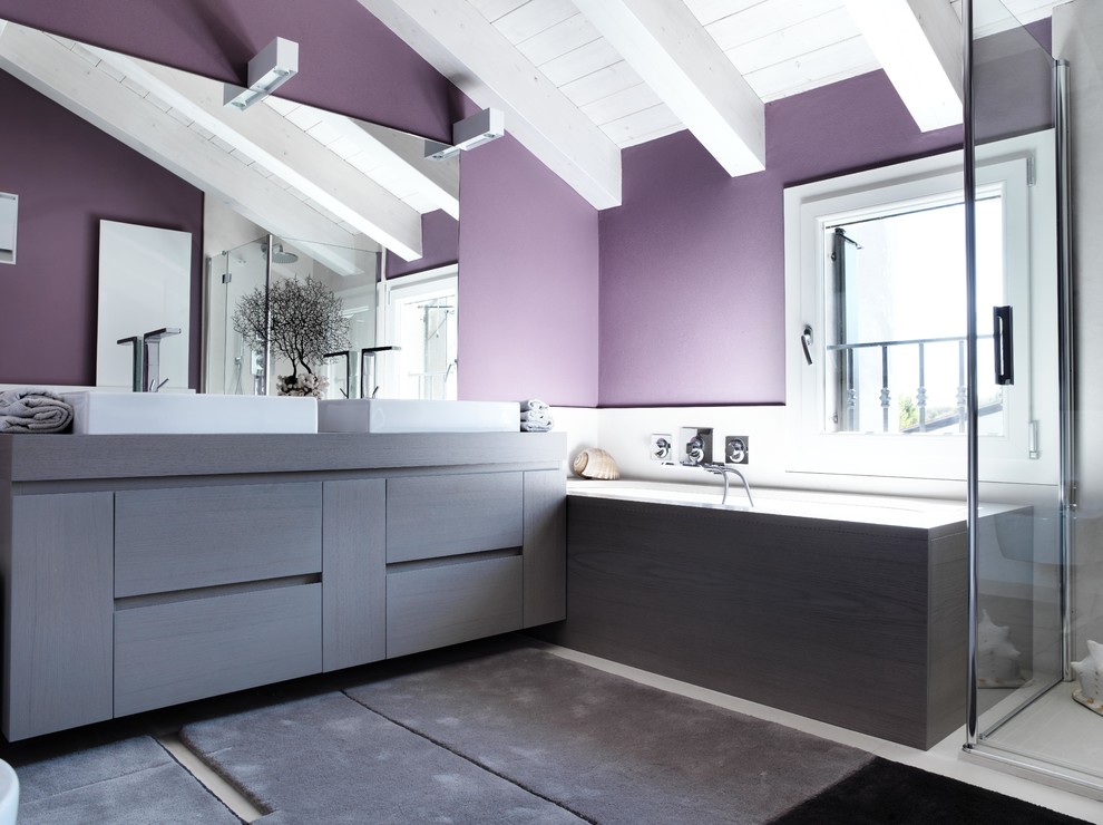 На фото: ванная комната среднего размера в современном стиле с плоскими фасадами, серыми фасадами, накладной ванной, душевой кабиной и настольной раковиной