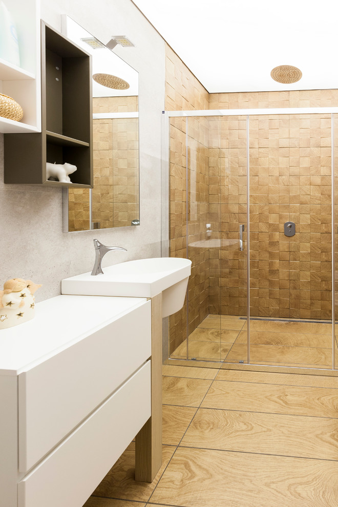 Ispirazione per una stanza da bagno con doccia minimal di medie dimensioni con nessun'anta, doccia a filo pavimento e lavabo sospeso