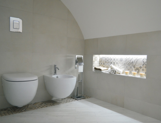 Ispirazione per una stanza da bagno con piastrelle beige e piastrelle in gres porcellanato