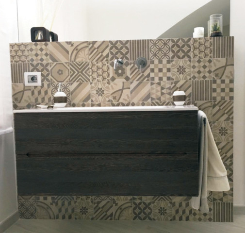 Photo of a bathroom in Bologna with porcelain tiles.