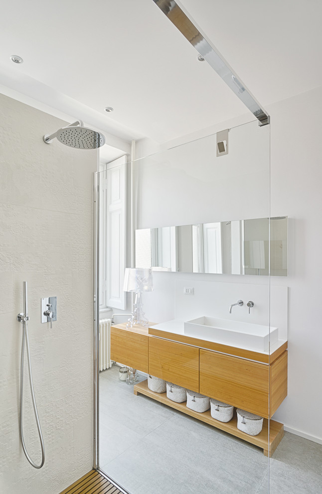 Inspiration för ett funkis en-suite badrum, med skåp i ljust trä och en dusch/badkar-kombination