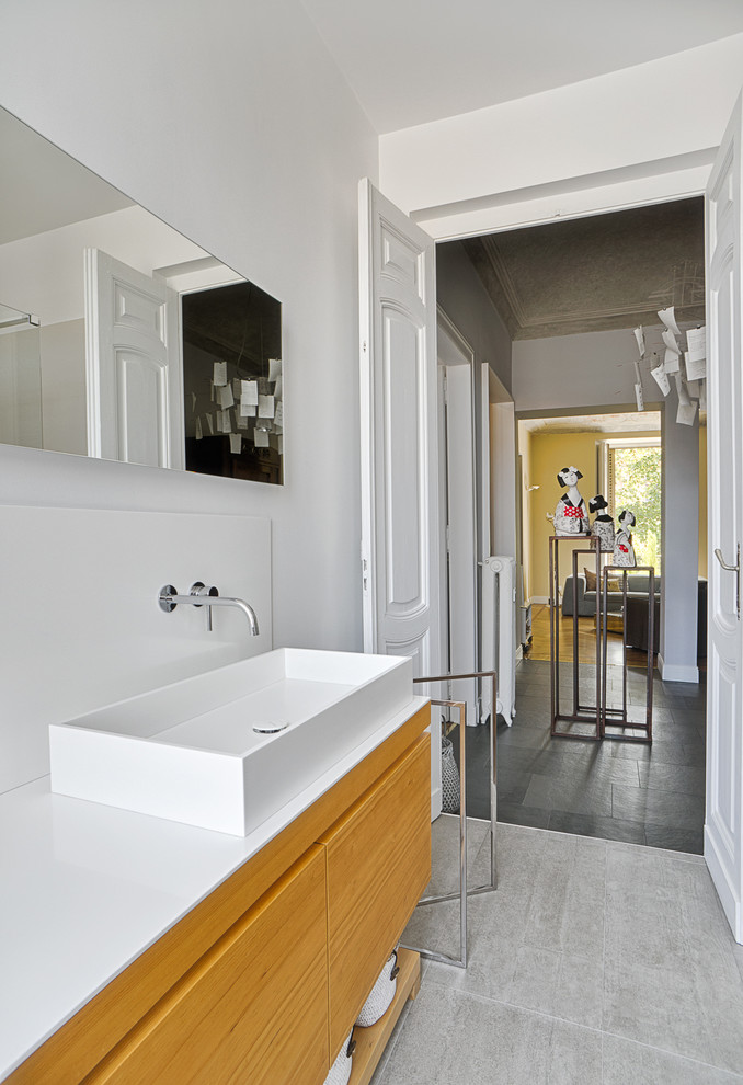 Idéer för ett modernt en-suite badrum, med skåp i ljust trä och en dusch/badkar-kombination