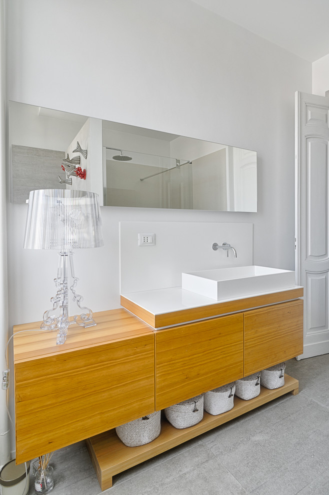 Пример оригинального дизайна: главная ванная комната в современном стиле с светлыми деревянными фасадами и душем над ванной