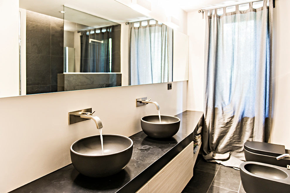 Design ideas for a contemporary bathroom in Turin.