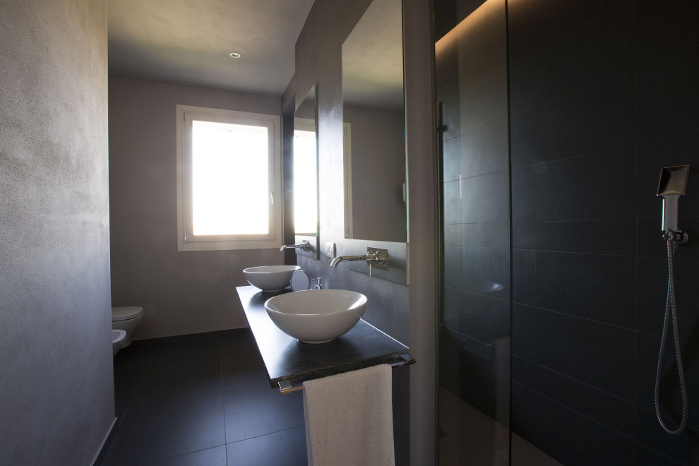 Bathroom - modern bathroom idea in Milan