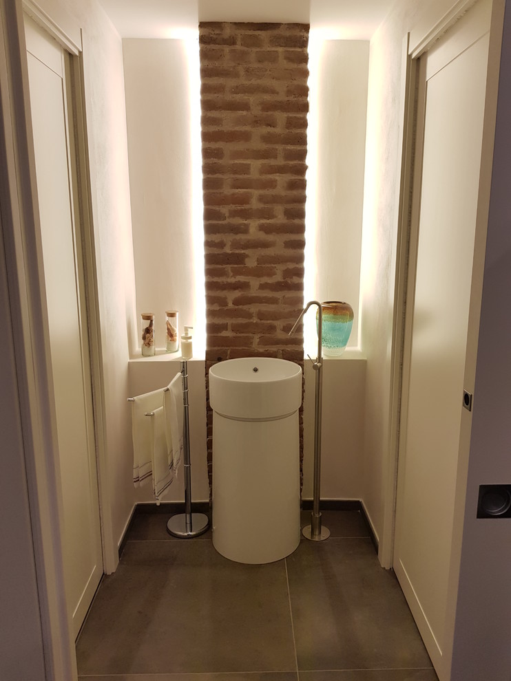 Minimalist bathroom photo in Turin