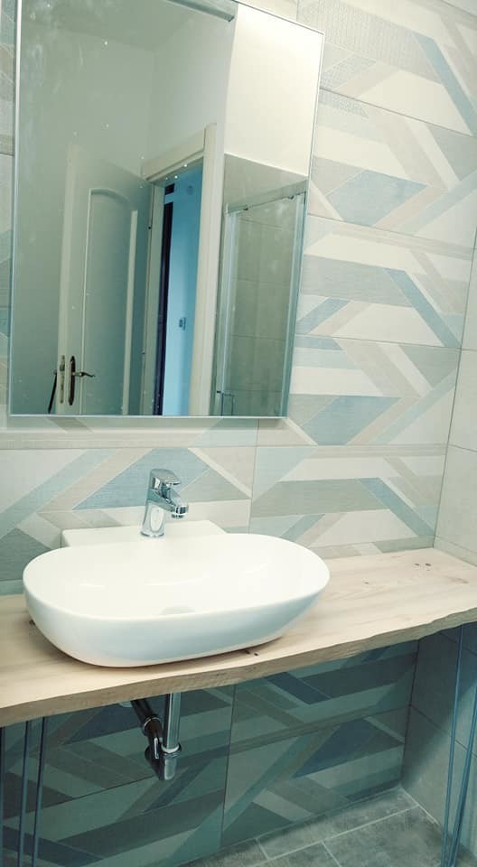 Esempio di una stanza da bagno moderna con pavimento in gres porcellanato