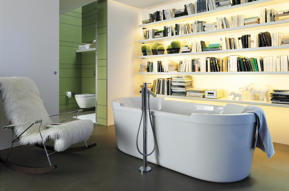 Immagine di una grande stanza da bagno padronale minimal con vasca freestanding e WC sospeso