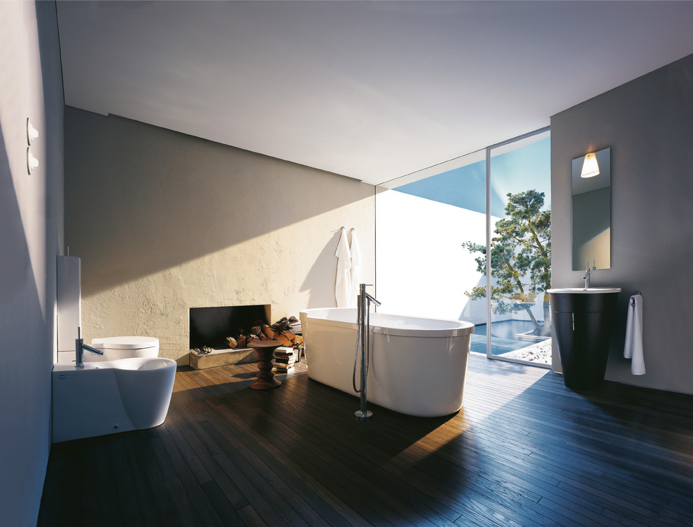 Esempio di una grande stanza da bagno padronale moderna con ante in legno bruno, vasca freestanding e lavabo a consolle