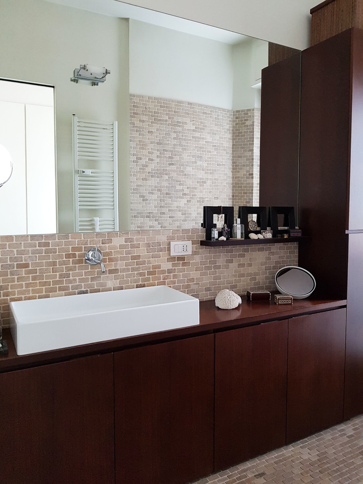 Foto di una stanza da bagno minimal di medie dimensioni con ante lisce, ante in legno bruno, piastrelle beige, piastrelle in pietra e top in legno