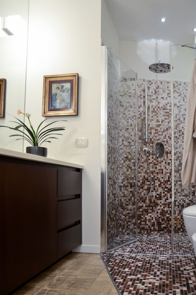 Kleines Modernes Duschbad mit Wandtoilette, braunen Fliesen, beiger Wandfarbe, hellem Holzboden, integriertem Waschbecken, Quarzwerkstein-Waschtisch, flächenbündigen Schrankfronten, braunen Schränken und bodengleicher Dusche in Mailand