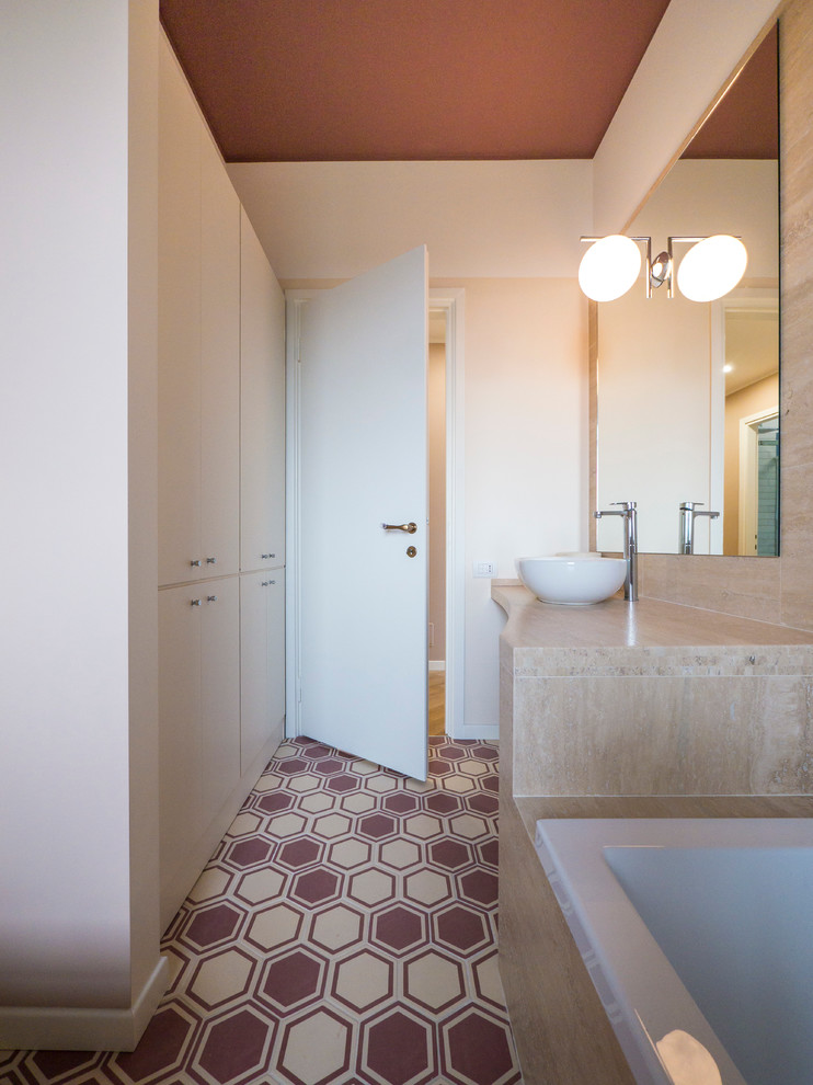 Aménagement d'une salle de bain principale contemporaine de taille moyenne avec un placard à porte plane, des portes de placard beiges, une baignoire posée, un combiné douche/baignoire, un carrelage multicolore, des carreaux de porcelaine, un mur beige, une vasque et un plan de toilette en marbre.
