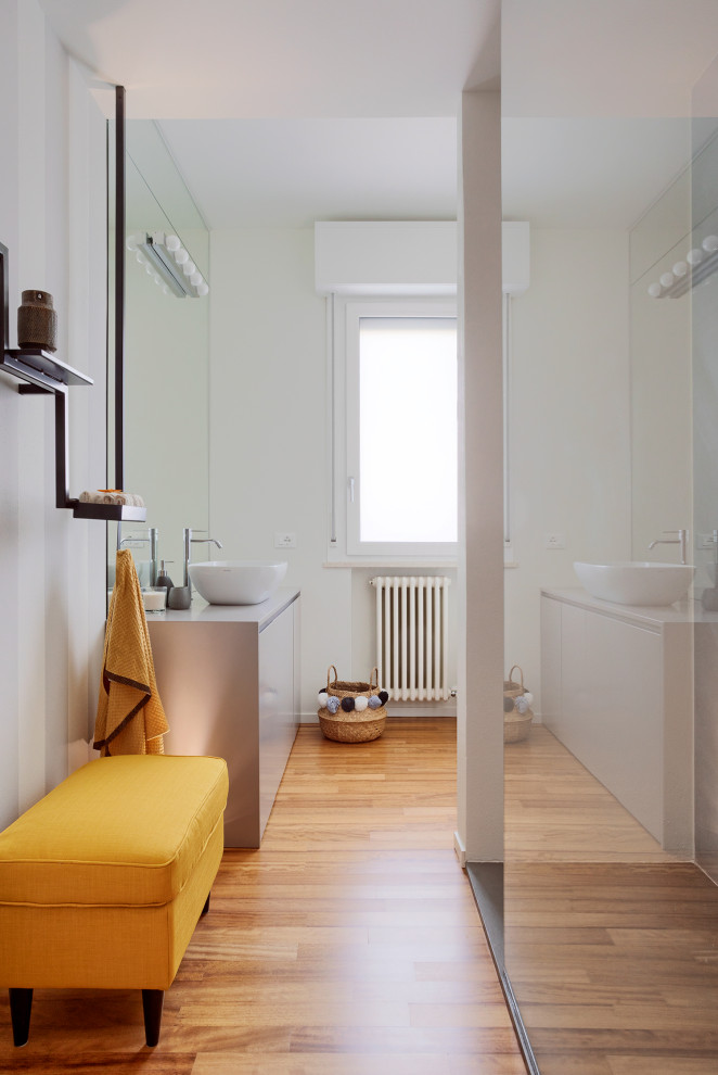 Свежая идея для дизайна: ванная комната среднего размера в современном стиле с плоскими фасадами, серыми фасадами, душем в нише, белыми стенами, паркетным полом среднего тона, душевой кабиной, настольной раковиной, бежевым полом и серой столешницей - отличное фото интерьера