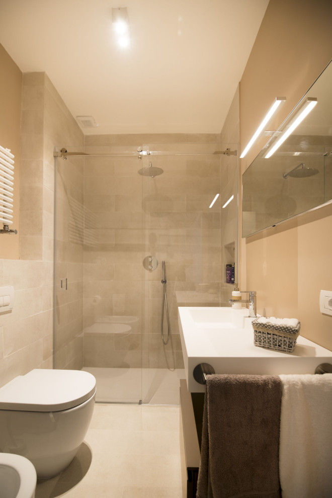 Стильный дизайн: ванная комната среднего размера в стиле модернизм с плоскими фасадами, раздельным унитазом, керамогранитной плиткой, полом из керамогранита, душевой кабиной, подвесной раковиной, белой столешницей, напольной тумбой и многоуровневым потолком - последний тренд