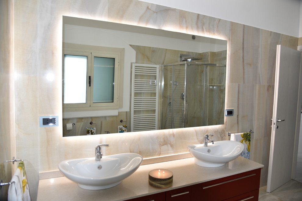 Cette photo montre une salle d'eau tendance de taille moyenne avec des portes de placard rouges, une douche à l'italienne, WC séparés, des carreaux de porcelaine, un sol en carrelage de porcelaine, une vasque, un plan de toilette en surface solide et un plan de toilette beige.